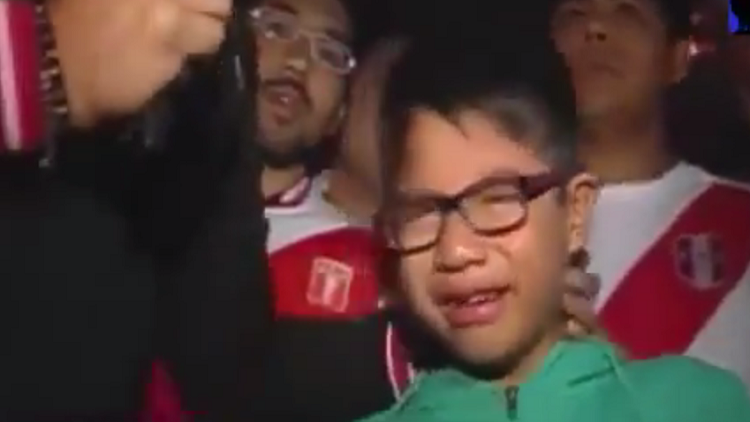 Cansado de ver esto: Un niño peruano llora desconsolado porque perdió su selección