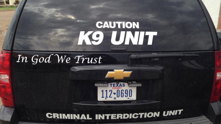 ¿En Dios confiamos? Un mensaje religioso en los coches policiales de Texas genera polémica