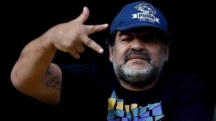 "¡Dile que devuelva Malvinas!": Maradona desata polémica tras aceptar oferta de la reina británica 