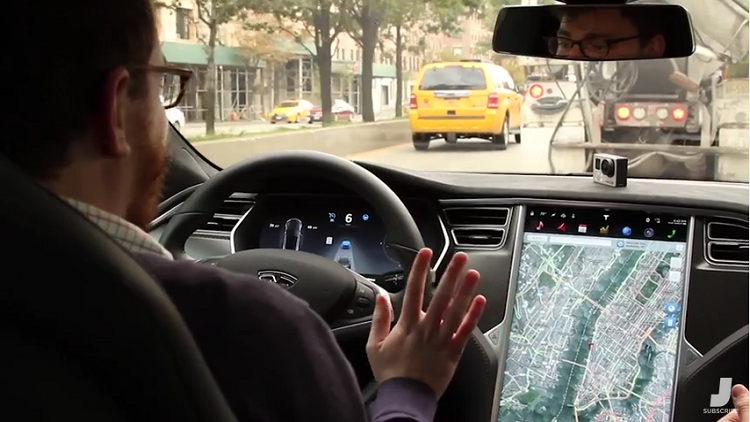 Probando el piloto automático del Tesla: una mezcla entre terror y maravilla