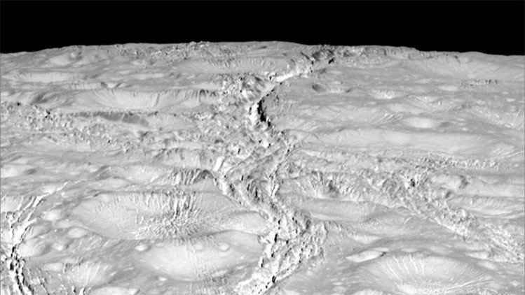 Fotos: las extrañas grietas en una luna de Saturno desconciertan a los cientificos