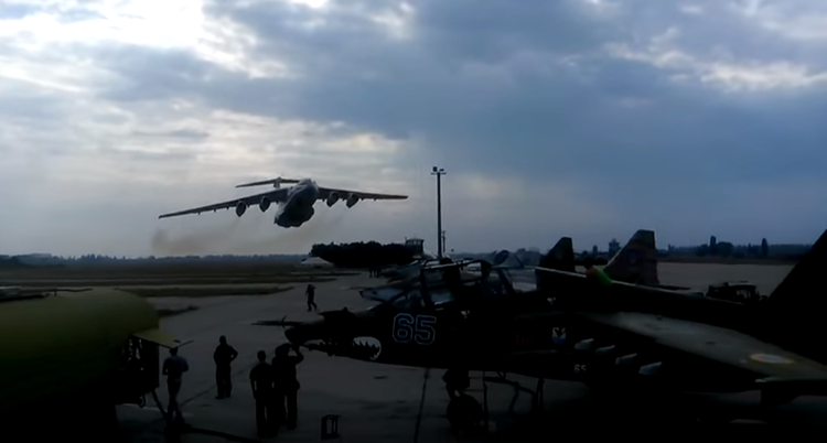 'Top Gun' a la ucraniana: Avión con piloto bromista sobrevuela a baja altura rozando varios cazas
