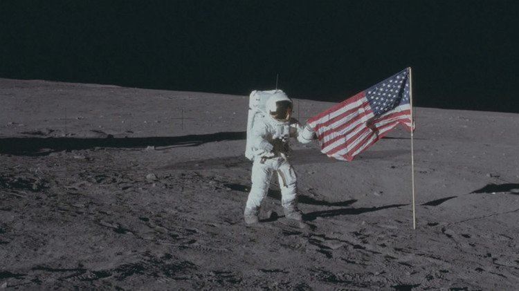 ¿Plantó realmente EE.UU. su bandera en la Luna? Este video afirma que sí  