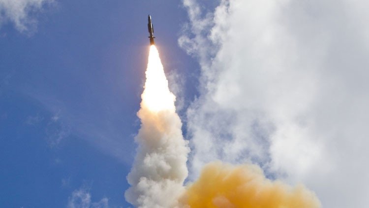 EE.UU. prueba por primera vez un sistema de defensa antimisiles en Europa