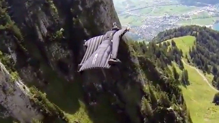 A unos centímetros de la muerte: Un paracaidista graba un impresionante video en los Alpes