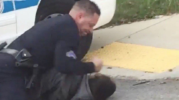 Video: Un policía de EE.UU. ataca con arma eléctrica a un afroamericano esposado