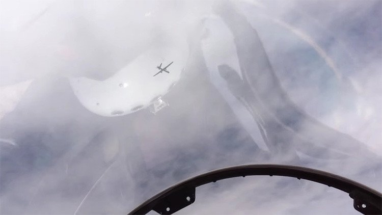 Video desde la cabina: un caza ruso capta un dron no identificado en Siria