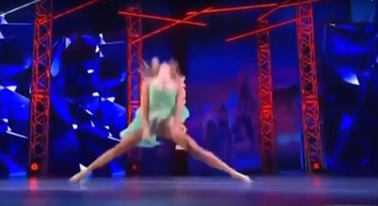 Una bailarina rusa se rompe la nariz tras una abrupta apertura de piernas durante un concurso