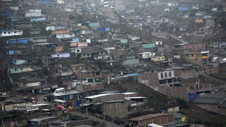 "Muro de la vergüenza": ¿Qué oculta la pared que separa a los ricos de los pobres en Perú?