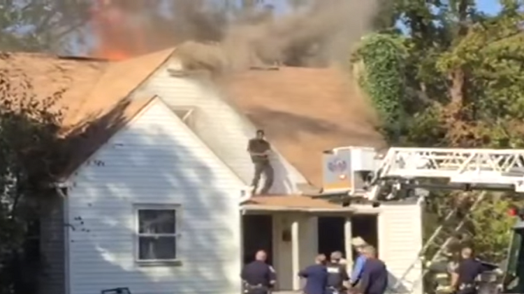 Un hombre baila en el techo tras haber incendiado la casa de su exnovia