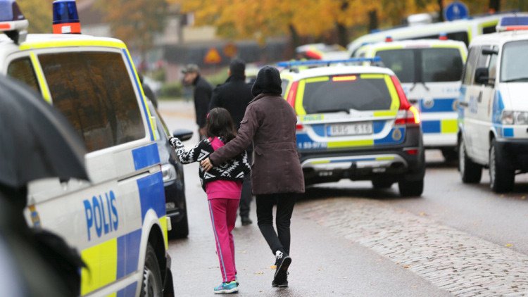 Publican foto del atacante posando con estudiantes antes de acuchillarlos en escuela de Suecia