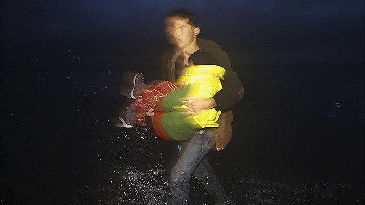 Video: Pescadores turcos rescatan en el mar Egeo a un bebé de refugiados