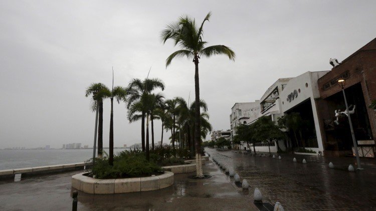 Menos intenso pero aún peligroso: El huracán Patricia baja a la categoría 4