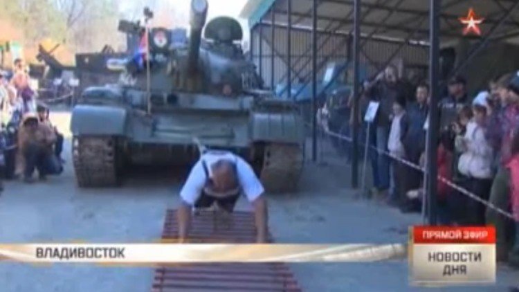Un atleta ruso mueve un tanque de 37 toneladas