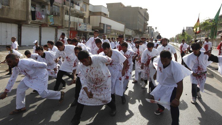Fuertes imágenes: Latigazos y sangre en la polémica fiesta chiíta de la Ashura