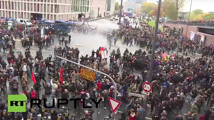 Alemania: La Policía usa cañones de agua contra manifestantes ultraderechistas en Colonia
