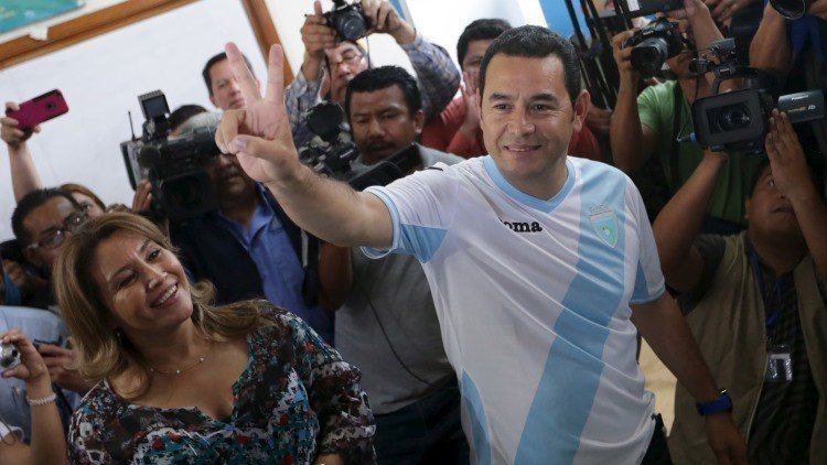 Primeros resultados oficiales: Jimmy Morales lidera la segunda vuelta de las generales en Guatemala