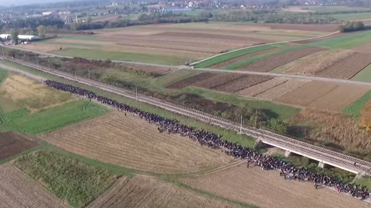 Impactante video: la gran marcha de los refugiados en Eslovenia a vista de dron