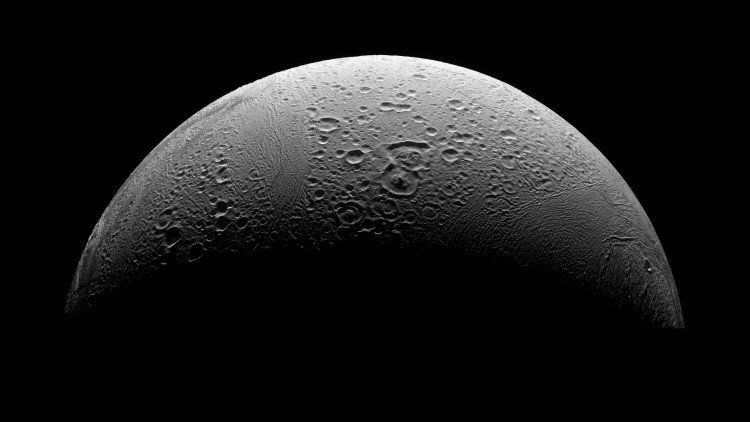 La NASA publica una foto de alta calidad de una misteriosa luna de Saturno
