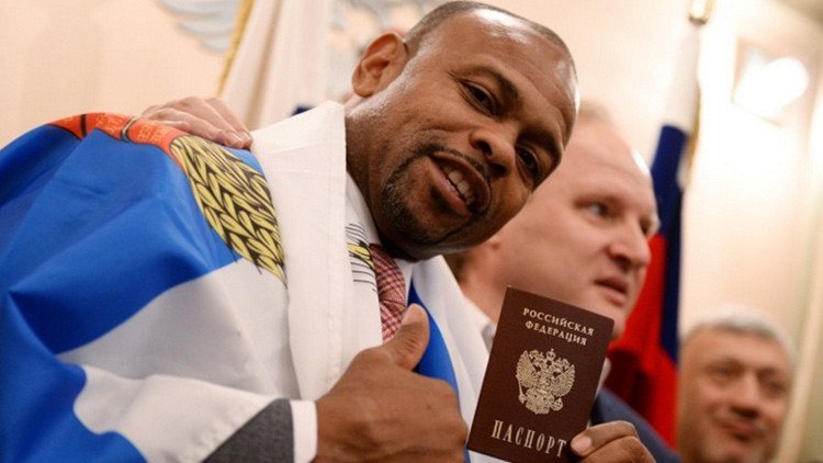El afamado boxeador Roy Jones obtiene el pasaporte ruso