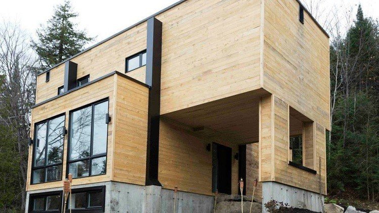 Una mujer de Canadá se construye una gran casa con cuatro contenedores de metal (FOTOS)