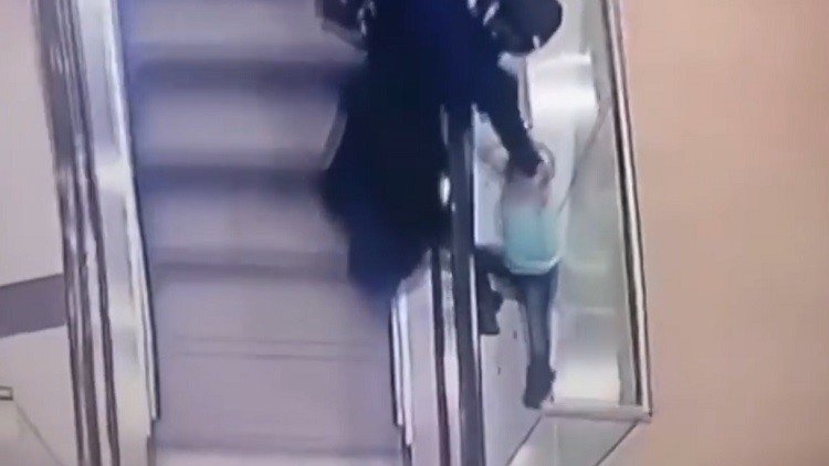 Una niña rusa cae de un segundo piso desde unas escaleras mecánicas
