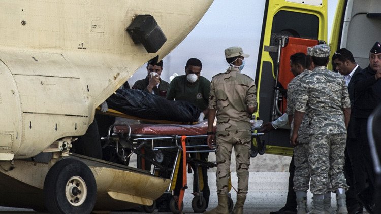 Medios: Se oyen voces de pasajeros bajo los escombros del avión accidentado en Egipto