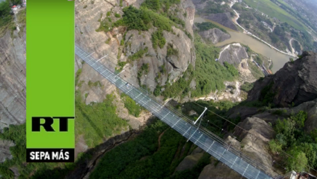 Vea y tiemble: Así es un puente colgante chino de vidrio
