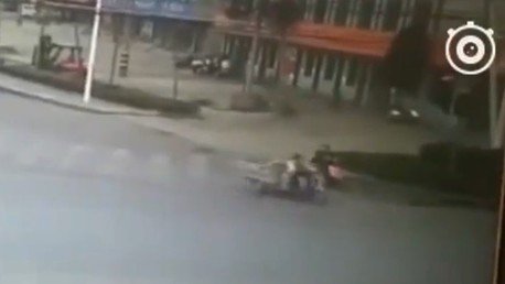 La carretera no perdona: Una maniobra arriesgada cuesta la vida a un chino
