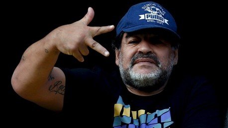 "¡Dile que devuelva Malvinas!": Maradona desata polémica tras aceptar oferta de la reina británica 
