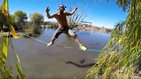 Impactante video: Un equilibrista cruza un lago infestado de caimanes hambrientos sobre una cuerda