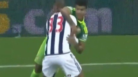 Futbolista venezolano evita una grave caída de un rival en la Premier League 