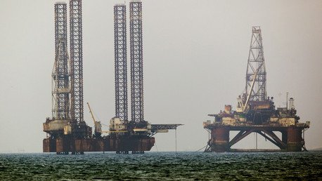 ¿A quién beneficia la caída del precio del petróleo?