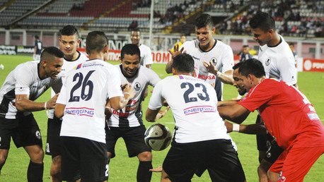 ¿Dónde está el truco? Futbolistas hacen levitar la pelota tras un espectacular gol