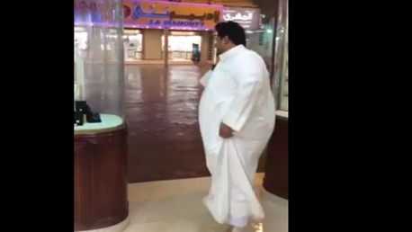 Los sauditas no parecen muy acostumbrados a la lluvia