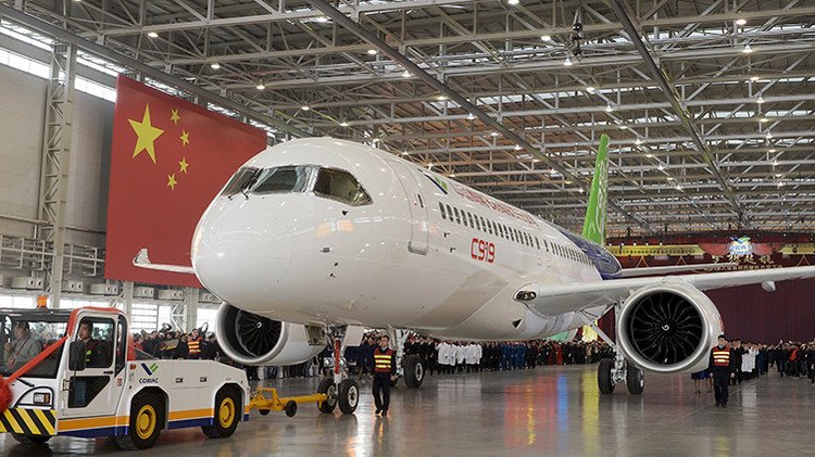 Video: China presenta su primer avión de pasajeros, que competirá con Airbus y Boeing