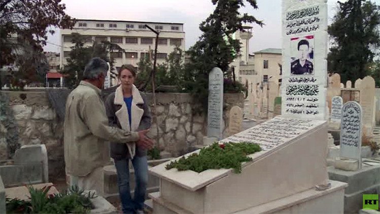 "Un día no encontraré una tumba para mí": un sirio que vive en un cementerio cuenta su historia