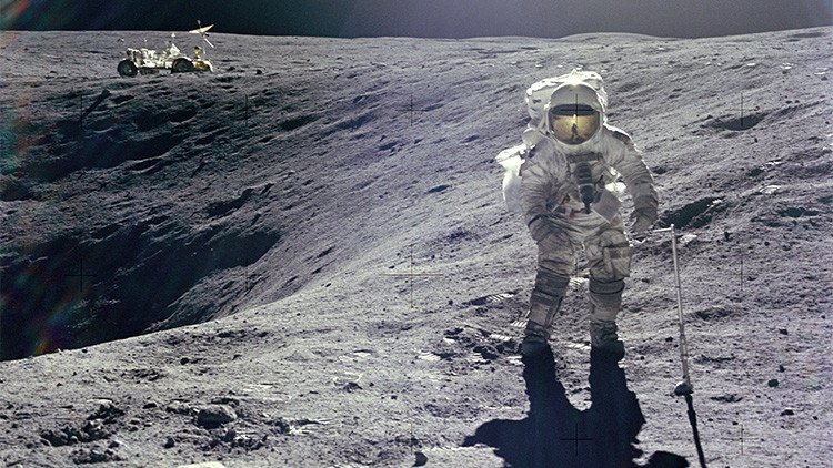 El astronauta del Apolo 16 que dejó un retrato familiar en la Luna desvela su 'mensaje oculto'