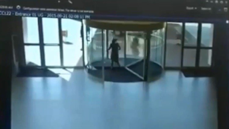 Presunta ladrona rompe una puerta de vidrio con la cabeza intentando escaparse