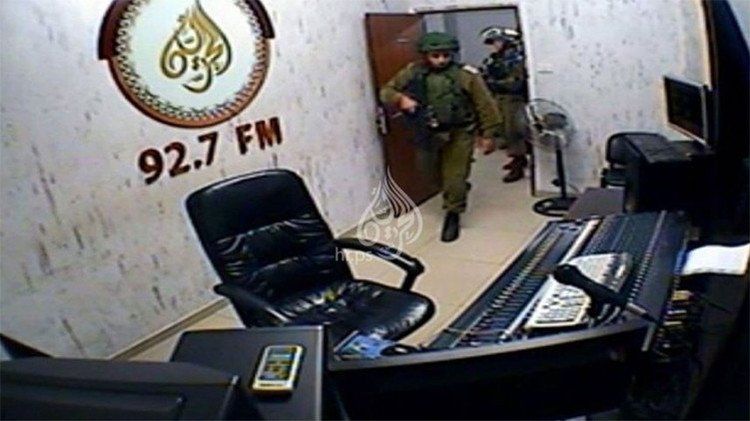 "Quieren silenciar nuestra voz": Israel asalta y cierra una radio palestina en Hebrón 