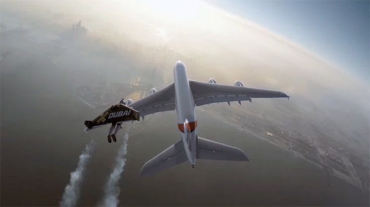 El avión comercial más grande del mundo y dos locos 'hombres pájaro' sobrevuelan el peligro en Dubái