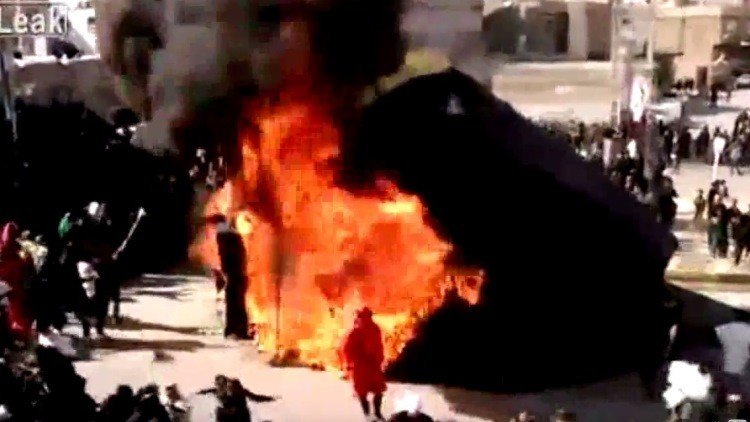 Un hombre arde en llamas durante una fiesta religiosa en Irán 