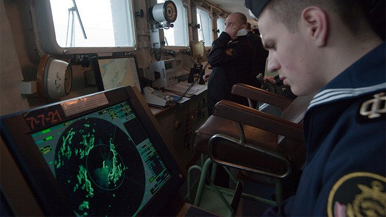 Video: Gran buque antisubmarino de la Flota rusa del Norte efectúa disparos y prueba su equipo