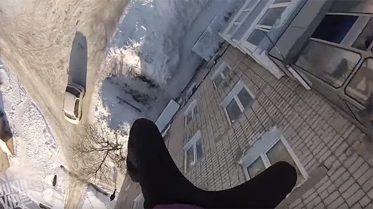 Un 'ruso loco' salta desde el tejado de un edificio de 5 pisos y se va caminando