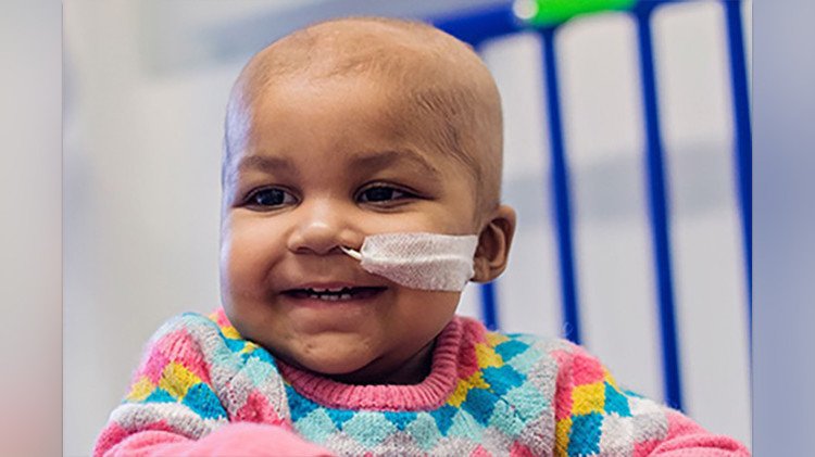 Un tratamiento inédito acaba con la leucemia incurable de una niña