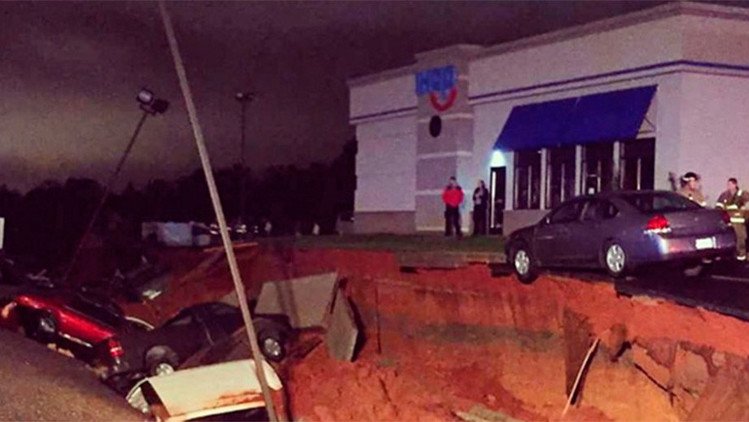 Fotos: Un agujero de origen desconocido se 'traga' varios automóviles en Misisipi