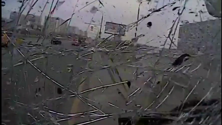 El conductor de un autobús se duerme al volante y provoca una brutal colisión en Moscú