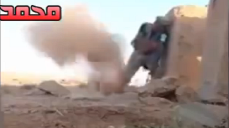 Francotirador del EI acorrala a un joven soldado iraquí... observe qué ocurre