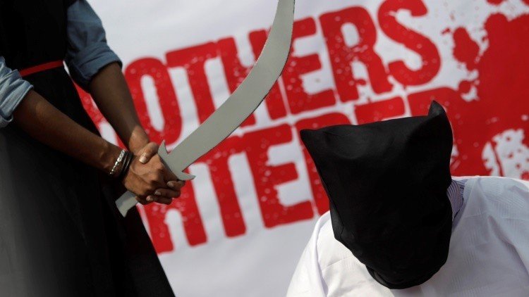 Video escalofriante: las autoridades sauditas decapitan a tres hombres en público