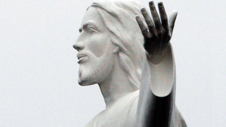 "¡Una estatua menos!": Un sacerdote francés destruye una figura de Jesús empujado por el estrés